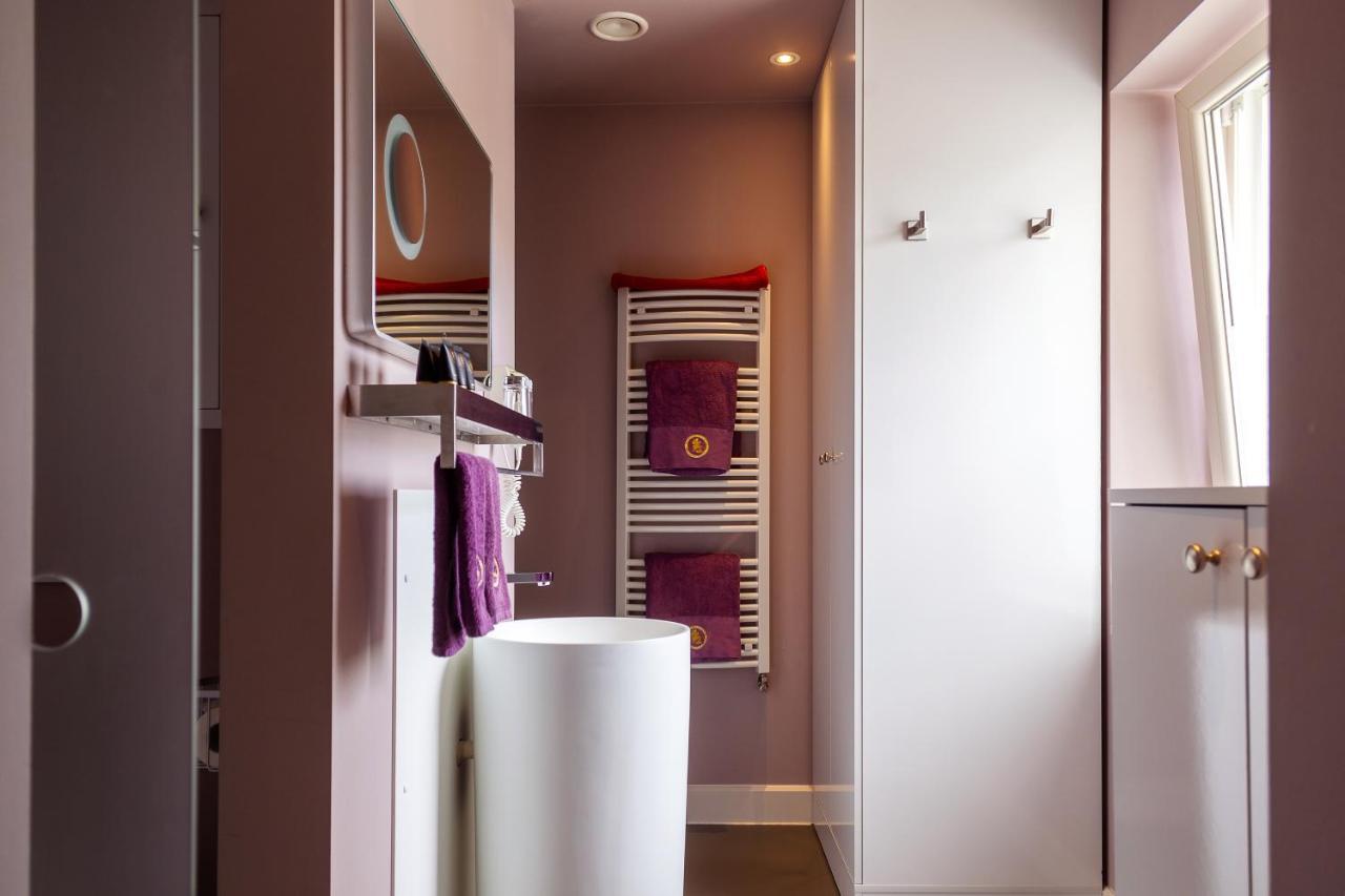 B&B Saint-Georges -Located In The City Centre Of Bruges- Luaran gambar A heated towel rail