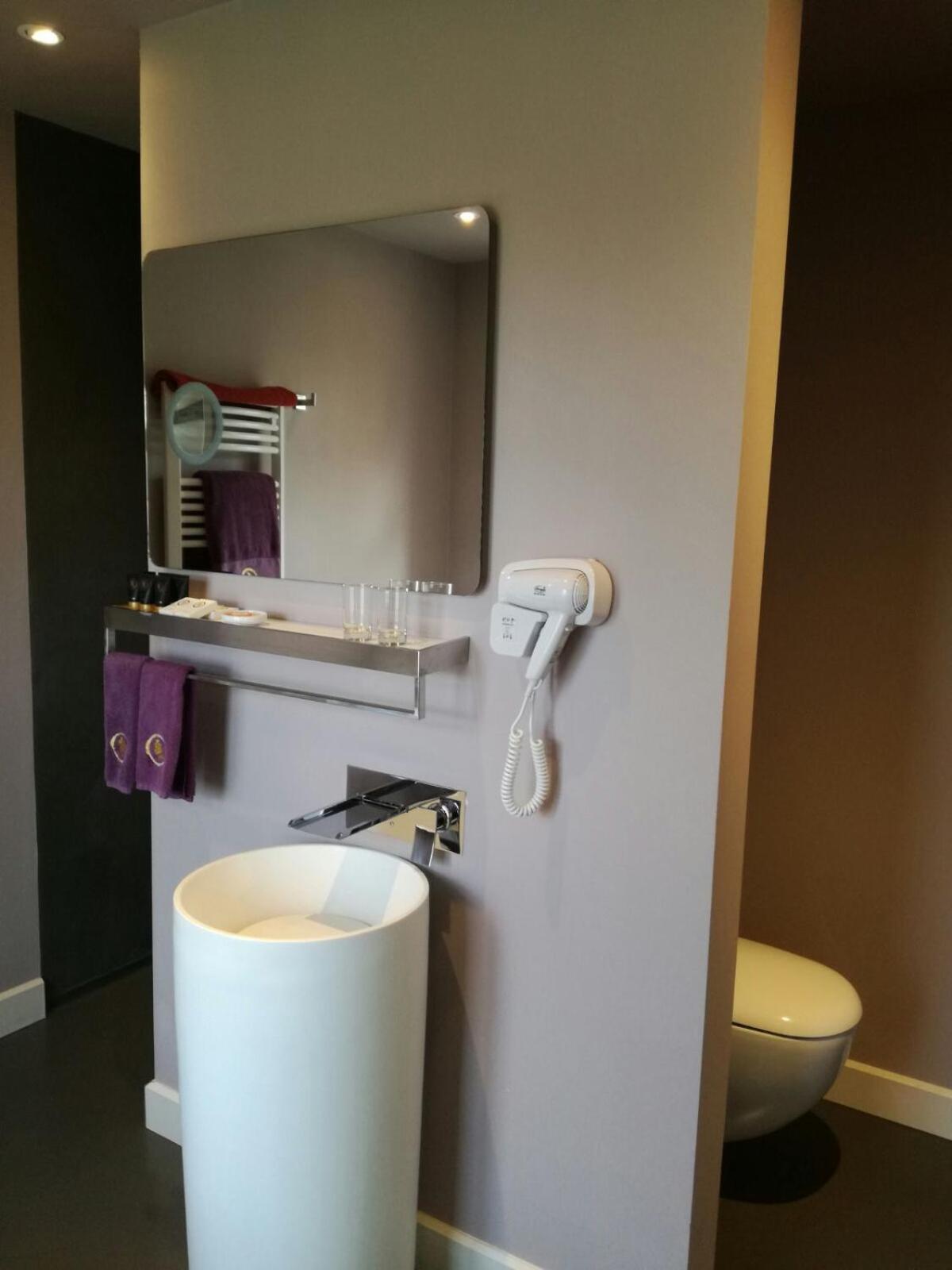 B&B Saint-Georges -Located In The City Centre Of Bruges- Luaran gambar A hair dryer mounted on a wall